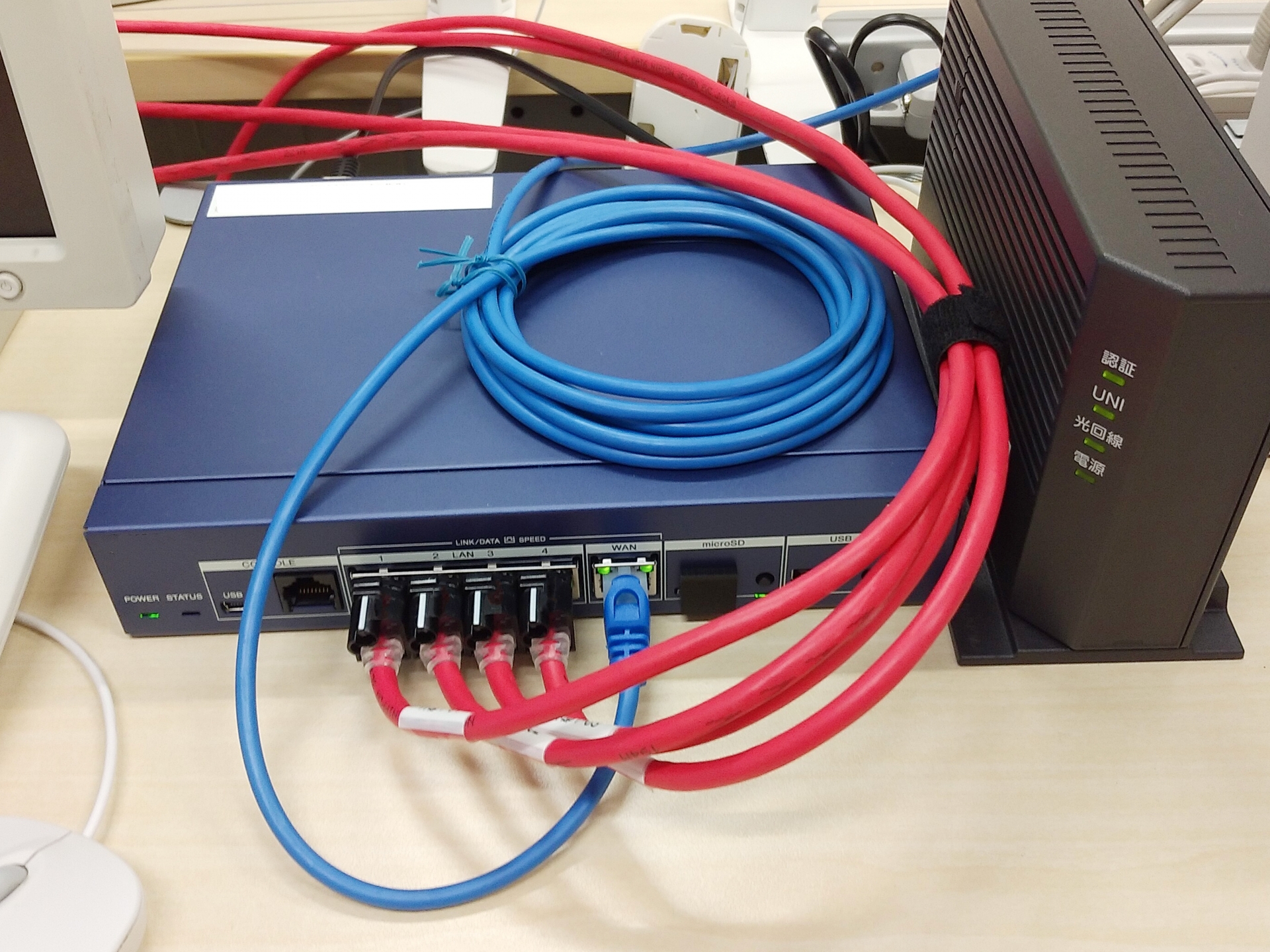 オフィスに適した通信環境とは?有線LANと無線LAN(Wi-Fi)の違いと選び方